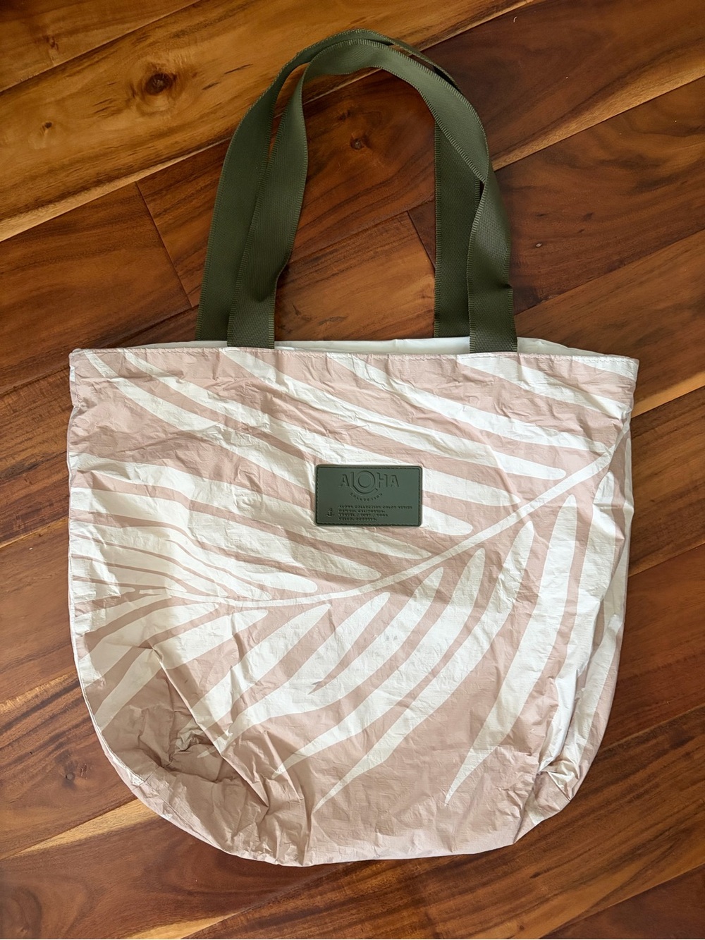 Aloha Collection Palm Day Tripper Tote Bag - Picture 4 of 11